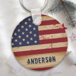 Personalisierte amerikanische Flagge Rustic Wood P Schlüsselanhänger<br><div class="desc">USA American Flag Schlüsselanhänger in einem bedrückten, abgenutzten rustikalen Holzdesign. Zeigen Sie Ihren amerikanischen Stolz und fügen Sie Ihrem 4. Juli Party ein lustiges Spiel hinzu oder geben Sie ein besonderes Geschenk mit diesem US-amerikanischen Flag Schlüsselanhänger in einem bedrückten abgenutzten Grunge-Design. Diese USA fahnen Schlüsselanhänger-Design mit US Flagge in rot...</div>