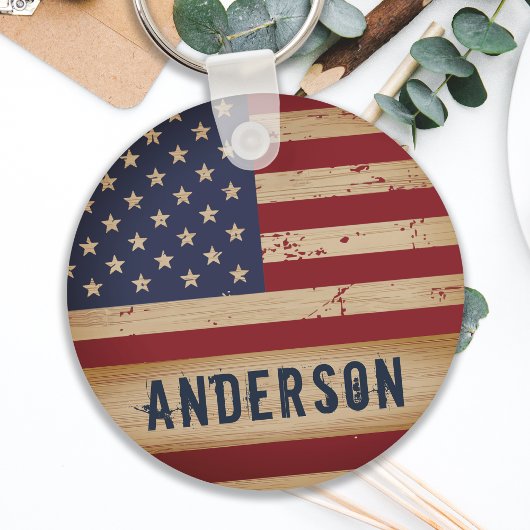 Personalisierte amerikanische Flagge Rustic Wood P Schlüsselanhänger