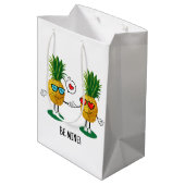 Personalisierte Ananas Emoji Liebe Couple Mittlere Geschenktüte (Rückseite Schrägansicht)