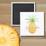 Personalisierte Ananas Magnet<br><div class="desc">Dieser niedliche und gürtelige Magnet ist mit einer gelben Ananas und einem rosa Namen dekoriert. Sie können ihn anpassen,  indem Sie den Namen ändern oder ihn zu einem Monogramm machen. Original Wasserfarbe © Michele Davies.</div>