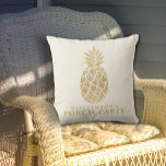 Personalisierte Ananas Porsche Party Kissen<br><div class="desc">Kissen mit dem Namen Ihrer Familie personalisiert und "Porch Party" wird mit einer Ananas auf Elfenbeinhintergrund hervorgehoben (Farbwechsel). Wählen Sie eine Größe,  die Ihnen hilft,  Ihren Innenhof im Freien oder die Veranda zu betonen oder als Geschenk zu geben. Passende Artikel in unserem Geschäft.</div>