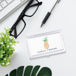 Personalisierte Ananas Visitenkarten Dose<br><div class="desc">Das Design zeigt eine Ananas-Illustration,  das traditionelle Zeichen der Gastfreundschaft,  in hübschen Aquarellen. Personalisieren Sie Ihre Daten mit einem Namen oder Text Ihrer Wahl. Coordinierendes Zubehör,  inklusive passender Visitenkarten,  in unserem Shop erhältlich!</div>