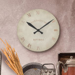 Personalisierte antike Küche Landhaus Runde Wanduhr<br><div class="desc">Diese hübsche Küchenuhr strahlt ein charmantes,  rustikales,  antikes Vintages Ambiente aus. Sie können es personalisieren,  indem Sie Ihren Namen und das Jahr,  in dem Ihre Küche gegründet wurde,  hinzufügen. Es verfügt über ein bezauberndes,  kupferfarbenes Zifferblatt mit klassischen römischen Ziffern.</div>
