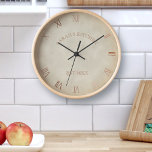 Personalisierte antike Küche Landhaus Uhr<br><div class="desc">Diese hübsche Küchenuhr strahlt ein charmantes,  rustikales,  antikes Vintages Ambiente aus. Sie können es personalisieren,  indem Sie Ihren Namen und das Jahr,  in dem Ihre Küche gegründet wurde,  hinzufügen. Es verfügt über ein bezauberndes,  kupferfarbenes Zifferblatt mit klassischen römischen Ziffern.</div>