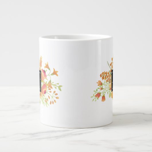 Personalisierte Aquarellblüte mit Monogramm Jumbo-Tasse (Vorderseite)