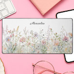 Personalisierte Aquarellwiesen-Wildblumen Schreibtischunterlage<br><div class="desc">Schreibtischmatte mit einer Aquarellabbilderung der Wildblumen von Federwiese in dezenten Farbtönen auf weißem Hintergrund. Der Name wird an der Spitze der Matte zentriert und kann personalisiert werden.</div>