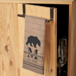 Personalisierte Bärenfamilie Geschirrtuch<br><div class="desc">Eine perfekte Ergänzung zu Ihrem rustikalen Haus. Personalisieren Sie es mit Ihrem Monogramm,  Familiennamen und festem Datum.</div>