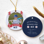 Personalisierte Baseball-Foto- und Player-Status Keramik Ornament<br><div class="desc">Erinnern Sie sich an eine phantastische Saison für Ihren Lieblings-Baseball-Spieler mit diesem coolen individuellen Ornament. Personalisieren Sie die Vorderseite mit dem Foto,  dem Namen und der Jersey-Nummer des Spielers auf einem Hintergrund der Baseball-Illustration. Dann fügen Sie dem Rücken weitere Details hinzu,  wie Teamname,  Saison,  Alter,  Position und Coach.</div>