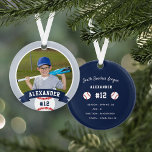 Personalisierte Baseball-Foto- und Player-Status Ornament<br><div class="desc">Erinnern Sie sich an eine phantastische Saison für Ihren Lieblings-Baseball-Spieler mit diesem coolen individuellen Ornament in einer marineblauen, grauen und blauen Farbgebung. Personalisieren Sie die Vorderseite mit dem Foto, dem Namen und der Jersey-Nummer des Spielers, und fügen Sie weitere Details auf die Rückseite hinzu, einschließlich Teamname oder Liganame, Saison, Alter,...</div>