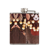 Personalisierte Baumwollzweig auf dunklem Holzsteg Flachmann (Rückseite)