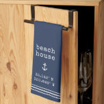 Personalisierte Beach House-Koordinaten Geschirrtuch<br><div class="desc">Mit diesem niedlichen Küstentuch mit Vintager Schreibmaschinenschrift und einer nautischen Ankerillustrierung feiert man das Leben am Strand. "Beach House" oder Ihr Wunschtext erscheint zusammen mit Ihren Koordinaten für Breite und Länge der Zuhause.</div>