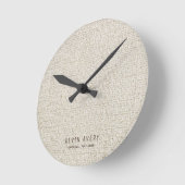 Personalisierte Beige Linen Textur Runde Wanduhr (Winkel)