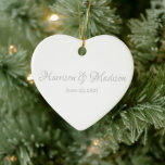 Personalisierte benutzerdefinierte Skriptkombinati Keramik Ornament<br><div class="desc">Personalisierter Name und Datum Hochzeitsherz Keramik Ornament. Elegantes,  klassisches,  minimalistisches Design. Imitate silbergrauer Text und weißer Hintergrund.</div>