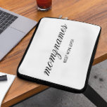 Personalisierte Beste Mama je Kalligrafiebezeichnu Laptopschutzhülle<br><div class="desc">Feiern Sie die besonderen Mütter in Ihrem Leben mit unserem Personalisierten Design für den besten Kalligraphienamen der Mama, perfekt für Muttertag, Geburtstage oder jede Gelegenheit, Ihre Liebe zu zeigen. Dieses elegante und anpassbare Geschenk ist ideal für alle Mütter - ob sie die weltbeste Mutter aller Zeiten sind, Hundemutter, Katzenmutter oder...</div>