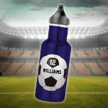 Personalisierte Bezeichnung Fußball-Ball Edelstahlflasche<br><div class="desc">Personalisierter Name und Mannschaftsnummer Fußball Geschenk. Entwickelt von Thisisnotme©</div>