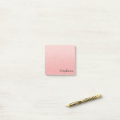 Personalisierte blassrosa Schrift Post-it Haftnoti Klebezettel (Auf Schreibtisch)