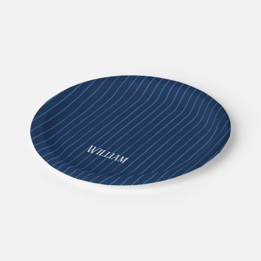 Personalisierte blaue Nadelstreifen Pappteller (Schrägansicht)