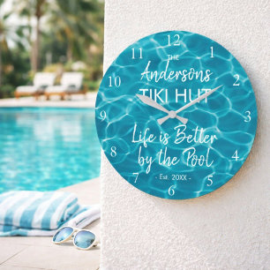 Personalisierte Blaue Pool-Familienname-Tiki-Hütte Große Wanduhr