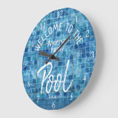 Personalisierte blaue Tile Herzlich willkommen im Große Wanduhr (Winkel)