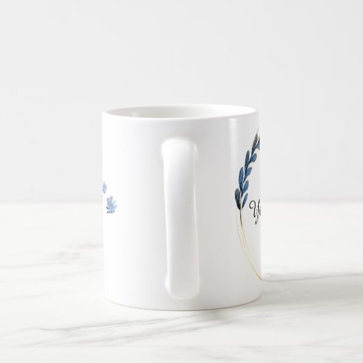 Personalisierte blaue Touch der Blüte. Kaffeetasse (Henkel)
