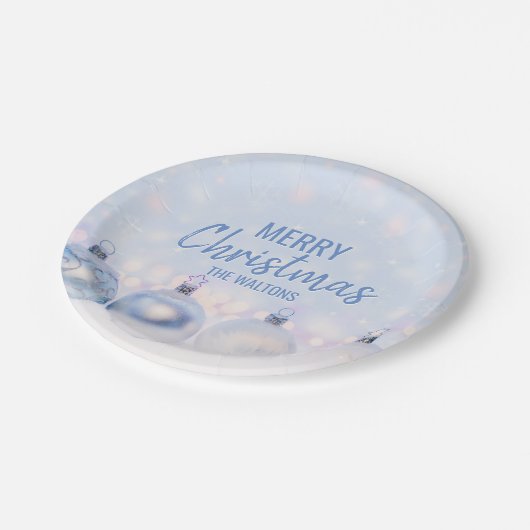 Personalisierte BLAUE weiße FROHE WEIHNACHTEN Pappteller (Schrägansicht)