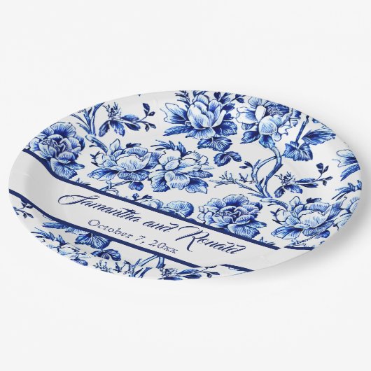 Personalisierte Blauer und Weiße Blütentoilette Pappteller (Schrägansicht)