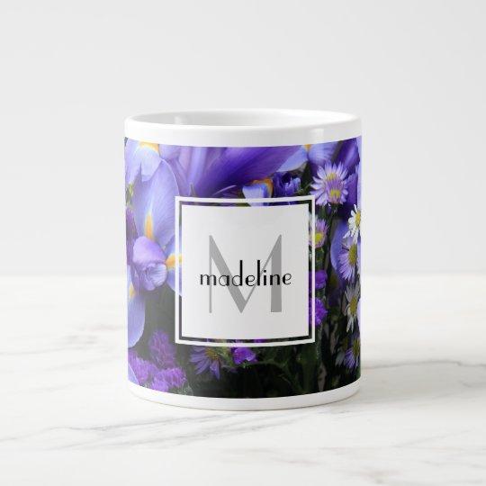 Personalisierte Blumen-, lila Iris, addiert Jumbo-Tasse