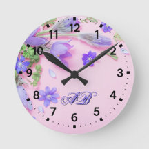 Personalisierte Blumenmonogramm-Wanduhr – Individu