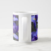 Personalisierte Blüten, lila Iris, Name/Anfangsbez Jumbo-Tasse (Rückseite)