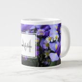 Personalisierte Blüten, lila Iris, Name/Anfangsbez Jumbo-Tasse (Vorderseite Rechts)