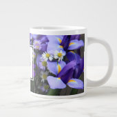 Personalisierte Blüten, lila Iris, Name/Anfangsbez Jumbo-Tasse (Rechts)