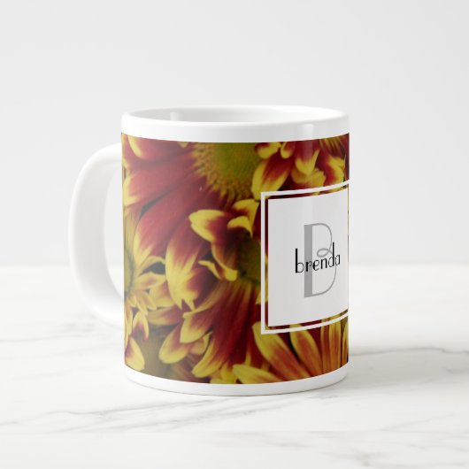 Personalisierte Blütenpraxis, gelbe Blüte mit Name Jumbo-Tasse (Vorderseite Links)