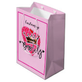 Personalisierte Boss Lady Pink Mittlere Geschenktüte (Rückseite Schrägansicht)