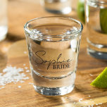 Personalisierte Braut Schnapsglas<br><div class="desc">Herzlich willkommen in unserer Kollektion personalisierter Brauprodukte auf Zazzle! Hier spezialisieren wir uns darauf,  einzigartige und anpassbare Gegenstände zu schaffen,  um die Reise zu einer Braut zu feiern. Egal ob Sie Ihre Trauung planen oder nach den passenden Geschenken für Ihr Brautparty suchen,  wir haben Sie got.</div>