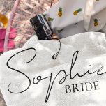 Personalisierte Braut Strandtuch<br><div class="desc">Herzlich willkommen in unserer Kollektion personalisierter Brauprodukte auf Zazzle! Hier spezialisieren wir uns darauf,  einzigartige und anpassbare Gegenstände zu schaffen,  um die Reise zu einer Braut zu feiern. Egal ob Sie Ihre Trauung planen oder nach den passenden Geschenken für Ihr Brautparty suchen,  wir haben Sie got.</div>