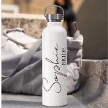 Personalisierte Braut Trinkflasche<br><div class="desc">Herzlich willkommen in unserer Kollektion personalisierter Brauprodukte auf Zazzle! Hier spezialisieren wir uns darauf,  einzigartige und anpassbare Gegenstände zu schaffen,  um die Reise zu einer Braut zu feiern. Egal ob Sie Ihre Trauung planen oder nach den passenden Geschenken für Ihr Brautparty suchen,  wir haben Sie got.</div>