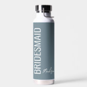 Personalisierte Bridesmaid Dusty Blue White Script Trinkflasche (Links)