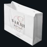 Personalisierte Bridesmaid Große Geschenktüte<br><div class="desc">Diese niedliche personalisierte Geschenktasche mit Bräunungsgeschenk enthält den Namen der personalisierten Brautjungfrau,  das kalligraphische Monogramm in Rosa und das Hochzeitdatum. Ändern Sie den Hintergrund und die Schriftart-Farben ganz einfach,  wenn Sie möchten.</div>