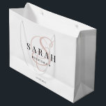 Personalisierte Bridesmaid Große Geschenktüte<br><div class="desc">Diese niedliche personalisierte Geschenktasche mit Bräunungsgeschenk enthält den Namen der personalisierten Brautjungfrau,  das kalligraphische Monogramm in Rosa und das Hochzeitdatum. Ändern Sie den Hintergrund und die Schriftart-Farben ganz einfach,  wenn Sie möchten.</div>