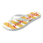 Personalisierte Bridesmaid Pinkish Red MistGelb Badesandalen (Schrägansicht)