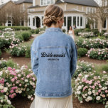 Personalisierte Bridesmaid-Script-Hochzeit Jeansjacke<br><div class="desc">Überraschen Sie Ihre Brautjungfrauen für Ihren großen Tag mit diesem Personalisierten Bridesmaid-Script Wedding Denim Jacket. Sie können zu Ihrer Hochzeit und als lässige Kleidung tragen! Dieses moderne schicke Design hat den typografischen Text "Bridesmaid" in fett kurvig schwarz Schrift auf der Rückseite. Name ist in minimaler einfacher Schrift. KLICKEN SIE AUF...</div>