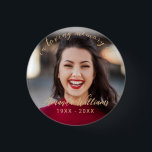 Personalisierte Buttons für das Foto<br><div class="desc">Personalisierte Camel Beige neutrale Farben Foto Memorial Taste,  ein einfaches und elegantes Design mit klassischem Serif oldstyle Garamond Italic Schriftart und handgeschriebenes Skript,  individuelle Name,  Datum und Fotos. Erhältlich in kleinen,  mittleren,  großen und riesigen Größen,  in quadratischen und runden Formen. Keine Mindestbestellung. Schaltfläche "Memorandum für personalisiertes Foto"</div>