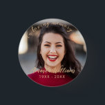 Personalisierte Buttons für das Foto<br><div class="desc">Personalisierte Camel Beige neutrale Farben Foto Memorial Taste, ein einfaches und elegantes Design mit klassischem Serif oldstyle Garamond Italic Schriftart und handgeschriebenes Skript, individuelle Name, Datum und Fotos. Erhältlich in kleinen, mittleren, großen und riesigen Größen, in quadratischen und runden Formen. Keine Mindestbestellung. Schaltfläche "Memorandum für personalisiertes Foto"</div>