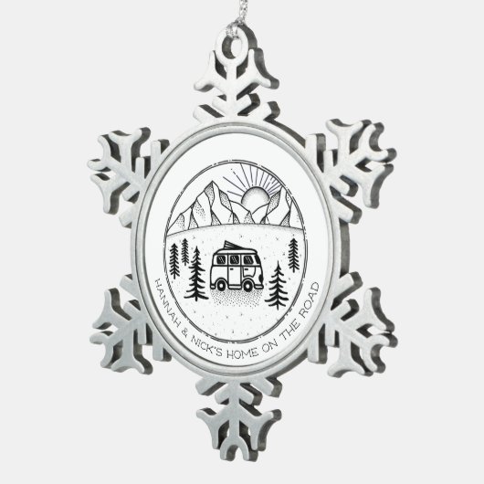 Personalisierte Campers Van Life Outdoor Paare Schneeflocken Zinn-Ornament (Rechts)