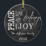 Personalisierte Chalkboard-Wörter - Familiendekora Keramikornament<br><div class="desc">Personalisieren Sie Ihr individuelles Familiengeschmack mit Ihrem Familiennamen und dem Jahr! Perfektes Weihnachtsgeschenk für alle Familienmitglieder oder Freunde!</div>