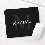 Personalisierte Classic Monogramm und Name Schwarz Mousepad<br><div class="desc">Personalisierte Monogramm- und Namensgeschenke mit personalisierten Namen in Weiß und Monogramm in Grau als Hintergrund,  im klassischen Serif-Schriftart,  auf schwarzem Hintergrund. Perfekt als Feriengeschenk,  Vatertagsgeschenk für Papa und Geschenk für alle besondere Anlässe.</div>