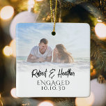 Personalisierte Couple Picture Verlobung Weihnacht Keramikornament<br><div class="desc">Feiern Sie Ihre Verlobung oder erste Weihnachten als verheiratetes Paar mit unserem Personalisierten Couple Picture Verlobung Weihnachts-Keramik Ornament. Dieses charmante Ornament besticht durch ein individualisierbares Design, das Ihnen und Ihrem Partner ein gepflegtes Foto vorstellt und somit zu einem perfekten Erinnerungsstück Ihres besonderen Anlasses macht. Ideal für Neuvermählte oder für diejenigen,...</div>