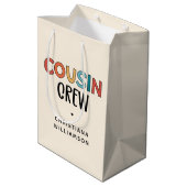 Personalisierte Cousin Crew Matching Cousin Gesche Mittlere Geschenktüte (Rückseite Schrägansicht)