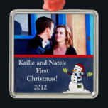 Personalisierte Custom Jolly Winter Snowman Orname Silbernes Ornament<br><div class="desc">Personalisieren Sie Ihren Weihnachtsschmuck mit Ihrem Namen und dem Jahr! Perfektes Weihnachtsgeschenk für alle Familienmitglieder oder Freunde! Wir haben eine ganze Linie für dieses Design hier in unserem Zazzle-Shop unter dem *Shop by WEDDING COLLECTION-Menü, um Einladungen (12x18), Return Labels, Mailing Labels, Umschlag Aufkleber, Postage Briefmarke, Cup Cake Picks, Water Bottle...</div>