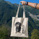 Personalisierte Dackel Name des Tieres | Niedlich  Tragetasche<br><div class="desc">Diese bezaubernde Totentasche hat einen personalisierten Namen und eine niedliche Dackel Hund Design. Es ist ideal, um all Ihre Einkäufe zu befördern, oder um als Tiertransporter zu dienen. Das kräftige und robuste Material hält sich bis zum Verschleiß an, und die Tasche ist maschinell abwaschbar, um eine einfache Pflege zu gewährleisten....</div>